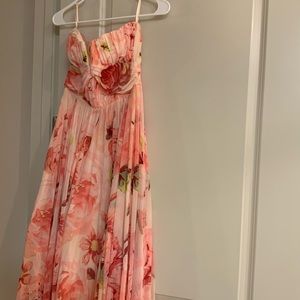 Beautiful Floral sleeveless dress, very comfortable and only worn once